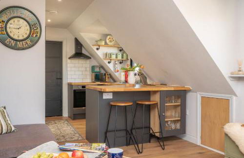 Peaceful Stylish Entire Apartment - Views, Gardens, Firepit, Balcony - Photo 8