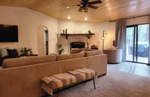 Chic Country Home in the Woods with Hot Tub - Foto 6