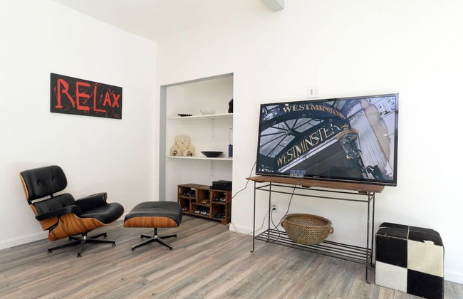 Spacious House on Melrose w Private Backyard Gym - Photo 3