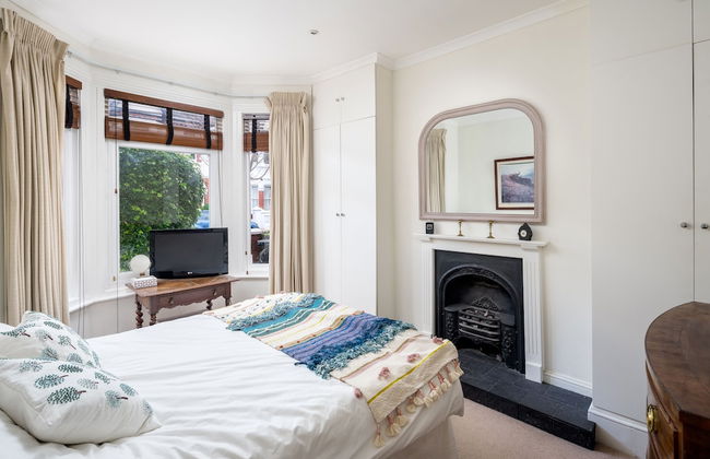 JOIVY Homely 2 Bed Riverside Flat with Patio in Hammersmith - Foto 3