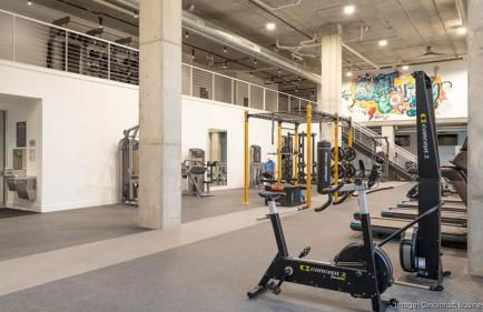 The 513 Flat 2! 1BR, 1Bath Apt with Pool and Riverfront View! Free Gated Parking! Only Steps from The banks & Stadiums! - Foto 23