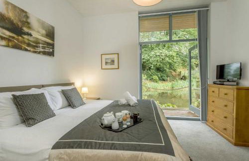 Secluded, New Forest Riverside Lodge - Photo 16