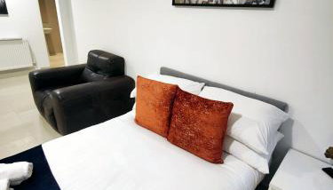 Luxurious 3 bed Ensuites & kitchenettes Nr LGI Hospital & Uni - Free 5G WIFI & Netflix Short Stays - Contractors Free Parking - Foto 3