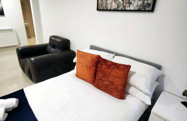 Luxurious 3 bed Ensuites & kitchenettes Nr LGI Hospital & Uni - Free 5G WIFI & Netflix Short Stays - Contractors Free Parking - Foto 3