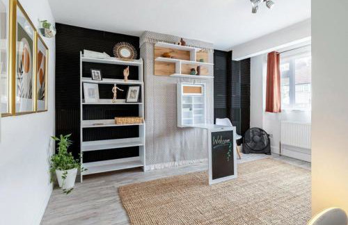 Bright & Stylish 4-Bed Home in the Heart of Morden - Photo 14