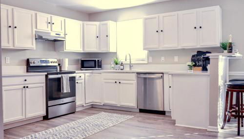 Sleeps 12! 5 BDRM-2 Kings,3 Queens-Deck & Patio-Mins to PI & Beaufort - Foto 2, stove, pet friendly, minibar