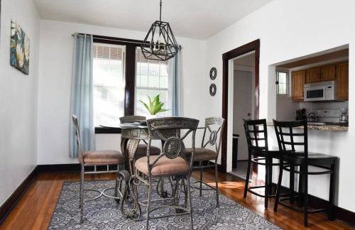 Beautiful 3 Bedroom Home Cozy Front and Back Porch - Foto 10