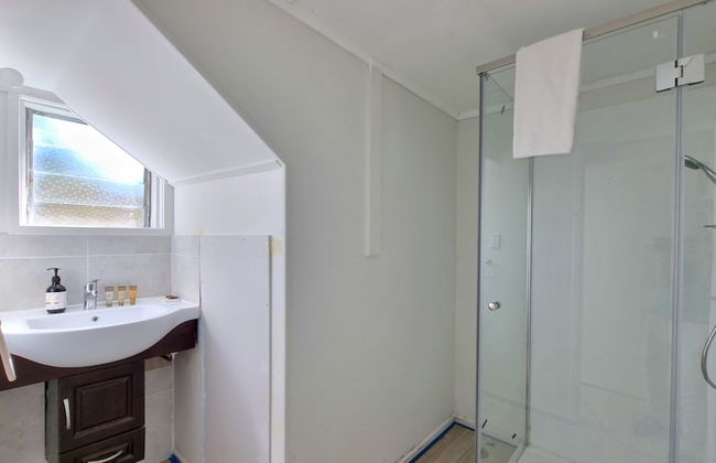 Lovely 2- Bedroom Unit with Free Parking - Photo 15