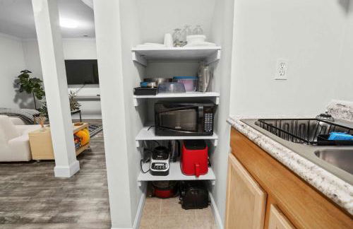 6 Min to North Hills - Private deck - In Unit Washer and Dryer - Foto 17
