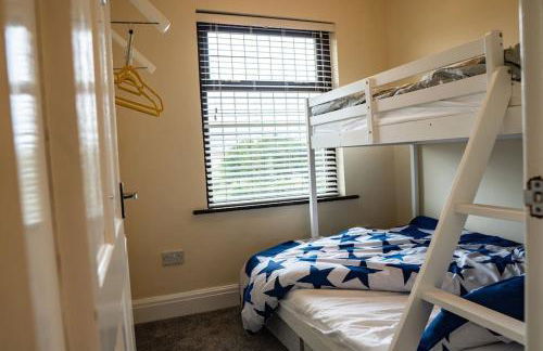 Spacious Family Home Minutes from the Beach - Foto 14