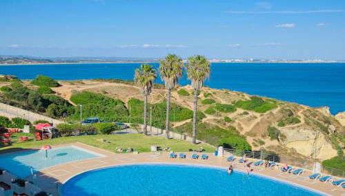 NOVO! Apartamento junto à praia com piscina - Foto 2