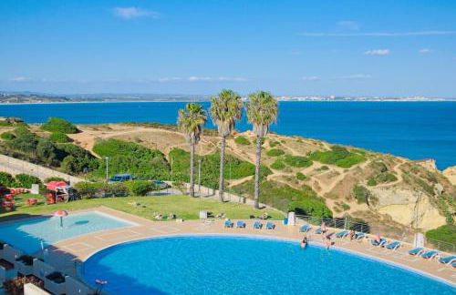 NOVO! Apartamento junto à praia com piscina - Foto 2