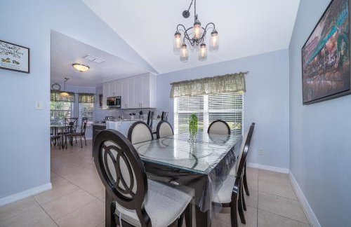 South Facing Pool with Stunning Lake View - Family Friendly Home - Nr Disney - Foto 14