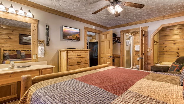 Er301 - Eagle's Hideaway - Great Location! Close To All The Action! 2 Bedroom Cabin by RedAwning - Foto 5, Habitación