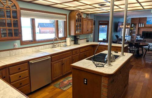 NEW! The Lighthouse - Cute, Large, and Lakefront! - Foto 40