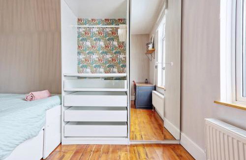 Beautiful 5 bed house, relaxing garden and driveway parking 10 min to the beach - Foto 33