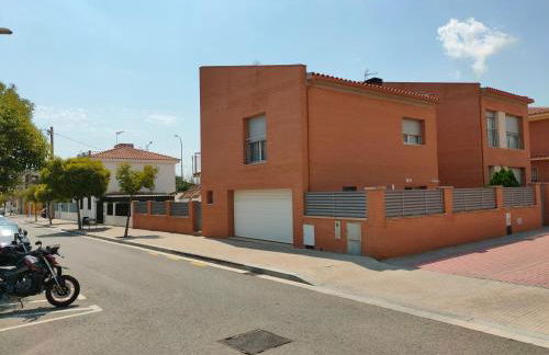 Chalet amplio con Jardín y zona barbacoa. - Foto 2