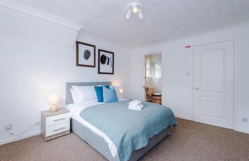 4BR Home for 8, Full Kitchen, Parking, WiFi in Northwich - Photo 75