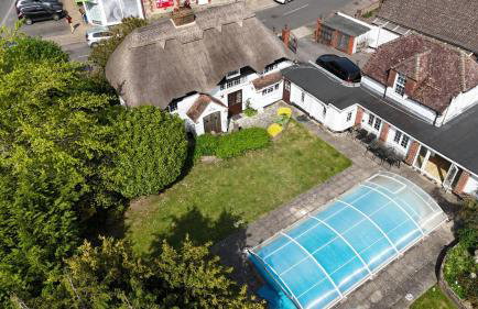 Beautiful Thatched Cottage with Outdoor Pool, Secure Garden, Dog & Family Friendly! Chichester Holiday Properties - Foto 43