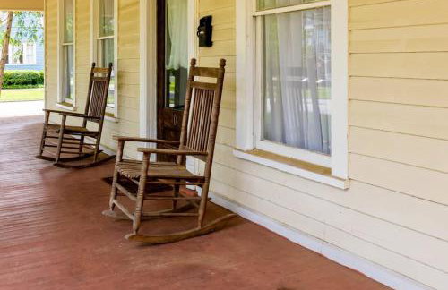 Wrap-Around Porch Uptown Stay-Pets Welcome! - Foto 39