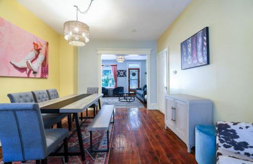 Spacious Broadway Home Downtown Western Modern Charm with parking - Photo 7