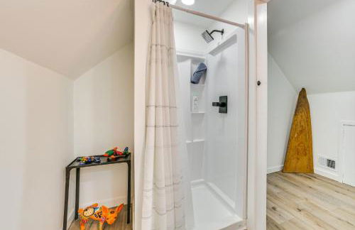 Deck and Scenic Views Lakefront Cottage in Hale! - Foto 17