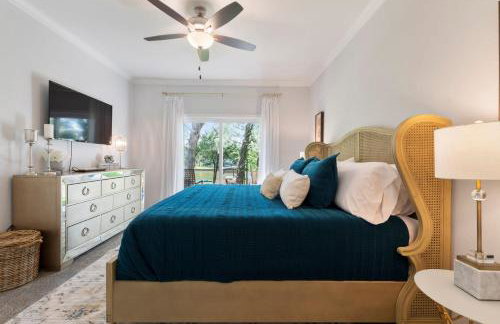 The Benjamin I - 2022 Built Luxury Retreat with Backyard Paradise with Hot Tub Outdoor Movie Screen Dock & Boat Rental - Foto 13