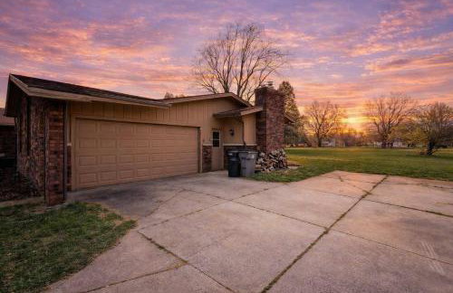 Near Shopping & Dining- The South Bend Bungalow - Foto 9