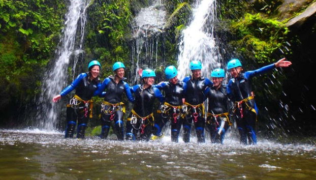 Grupo junto a una cascada