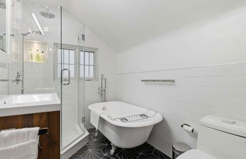 Charming 4BR Bungalow - Steps to Clarendon METRO - Foto 13