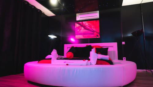 Indecent Love Room Studios - Photo 4