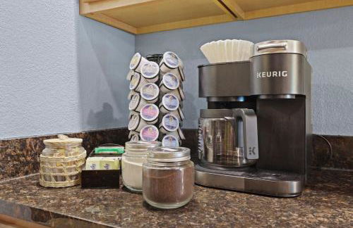 Family Getaway - Outdoor Activity Oasis - Mins to Downtown and Water Parks - Jacuzzi - Game Rm - Foto 11