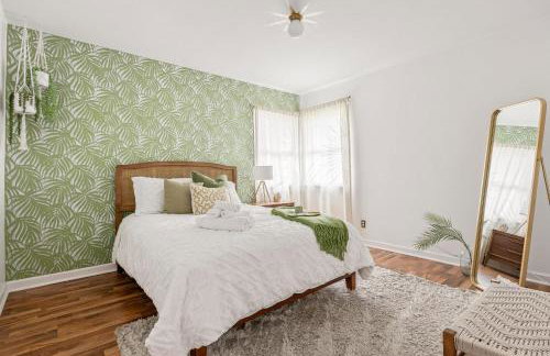 Indy Palm Pad with Patio & Tiki Bar-Mid-Century Charmer-Family Friendly - Photo 23