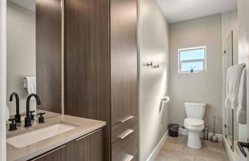 Timber & Tin G 2Bed 2Bath w Pool & Rooftop Deck - Foto 27