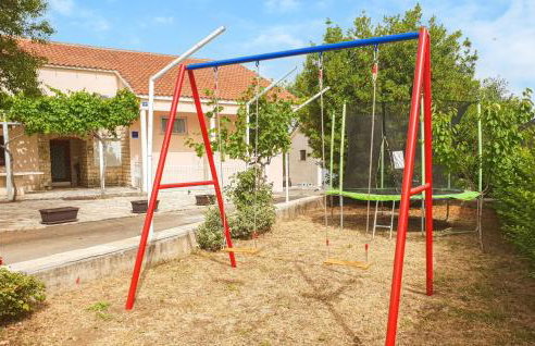 Awesome Home In Tinj With Jacuzzi - Photo 14