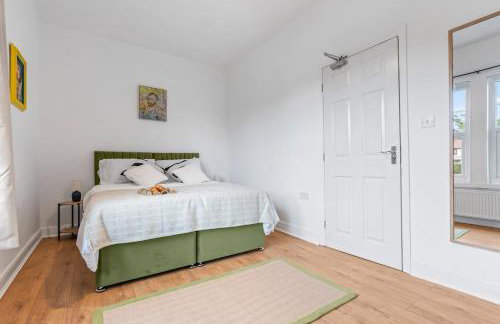 Stylish 4Bed Executive Stay WiFi and Parking - Photo 28