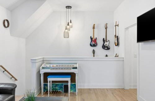 Modern House by Downtown with Garage and Fenced-in Yard - Foto 25