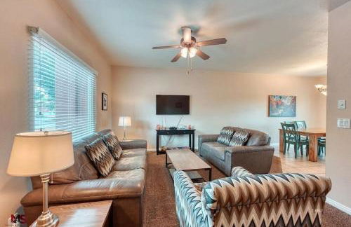 3BR / 2BA Townhome with Pool, Patio, WiFi, Washer/Dryer - Foto 2