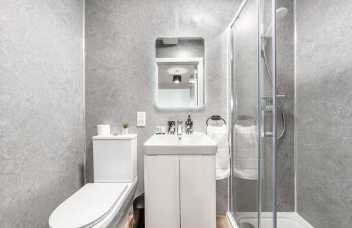 Potters Bar 2 Bed Apartment - Free Parking - Private Bathroom - Long Stay Ideal for Contractors - Foto 19