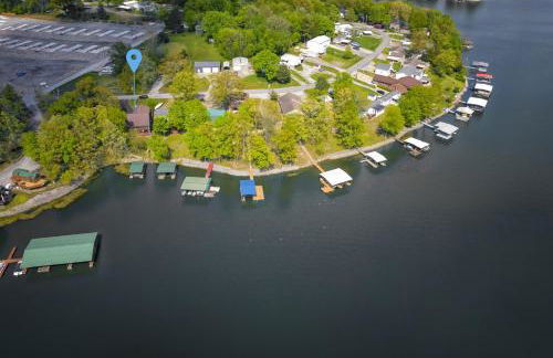 Upscale Lakefront Home w Dock & Kayaks - Photo 15
