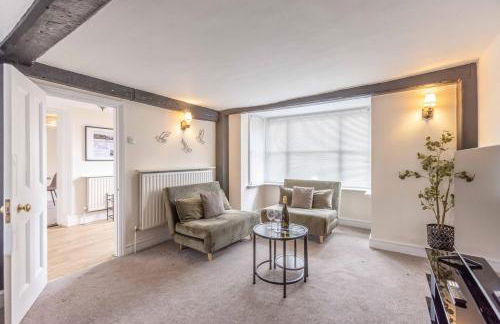 Charming 3BR Cottage Near Windsor and Sights - By Tempstay - Foto 1