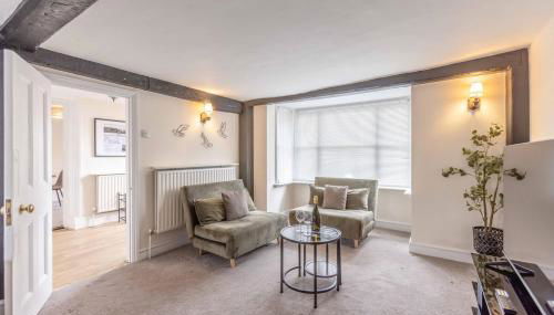 Charming 3BR Cottage Near Windsor and Sights - By Tempstay - Foto 1