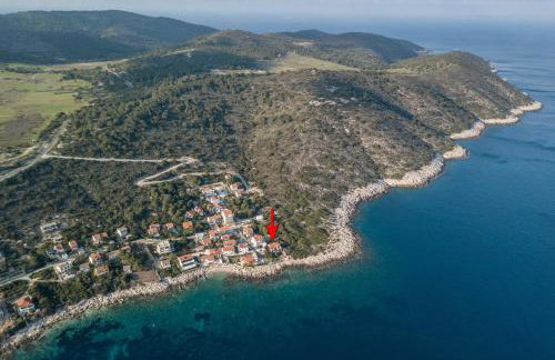 Apartments by the sea Milna, Vis - 8946 - Photo 1