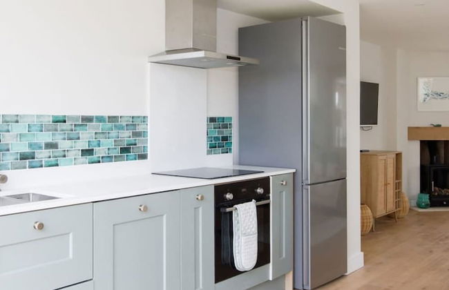 Mariners Stylish Beachside Getaway With Sea Views - Photo 18