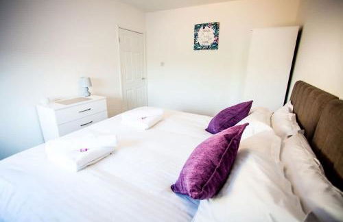 Halford House 3 Bed Town Centre Home from Home with Parking for 2 cars Prime Location Tamworth - Photo 23