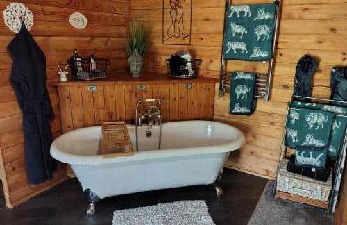 Forest Cabin Retreat - Sleeps 2 - Wifi & Garden - Foto 3