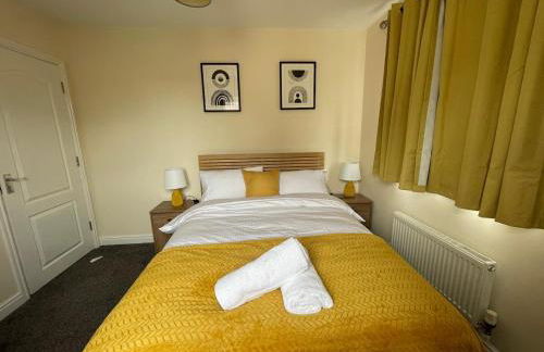 The Iris house is close to city centre and is ideal for tourists, visiting family members or work related activities including contractors - Foto 4