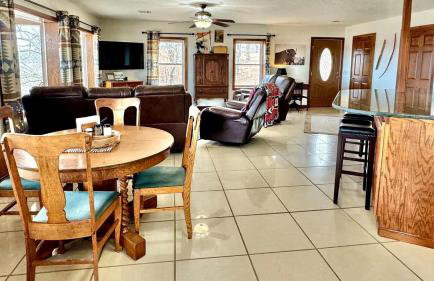 Secluded Riverfront Cabin with Bluff Views, Gated Privacy & Scenic Trail Access in Tahlequah, Oklahoma - Foto 23