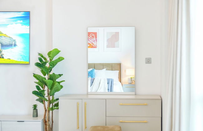 Yogi - Serene Romance in a Stylish Studio with City Views - Photo 6