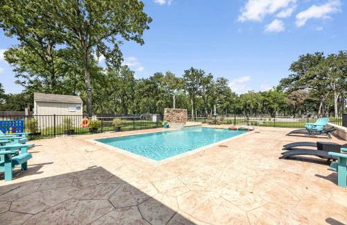 Tranquil Tiny Home Resort with Heated Pool & Goats near Houston, Hempstead Texas - Foto 45